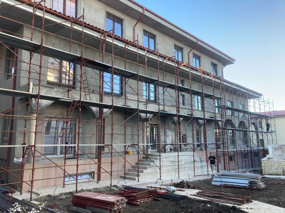 Schelă metalică de închiriat cu montaj autorizat la cerere