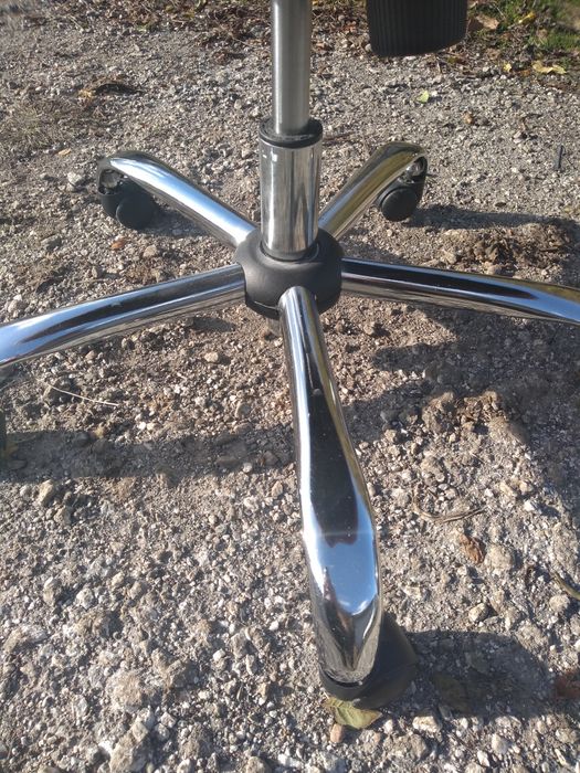 Голям удобен офис стол за претапицирание .