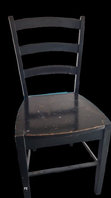 Ағаштан жасалған орындықтар.