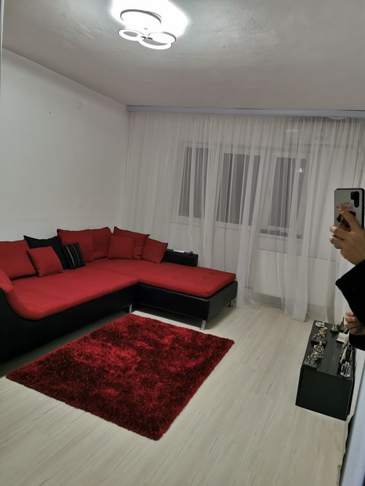 Colțar de la casa rusu, 5 perne mari și 5 pernuțe mici.