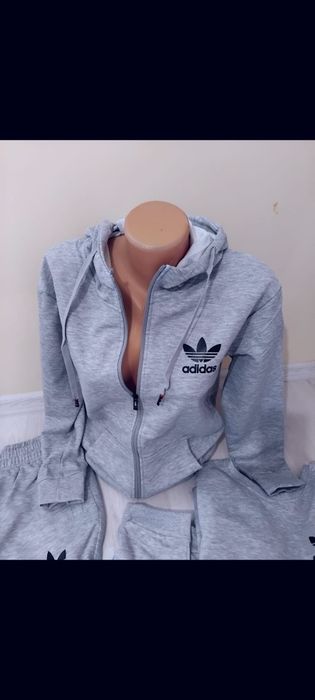Treninguri Adidas și Nike din 3 piese pentru fete.
