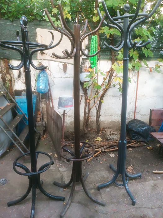 Cuier,scaune,  rame tablouri, birou