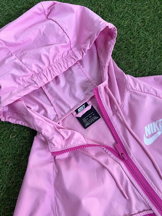 Дамско горнище / ветровка : Nike Wmns Sportswear Windrunner XS
