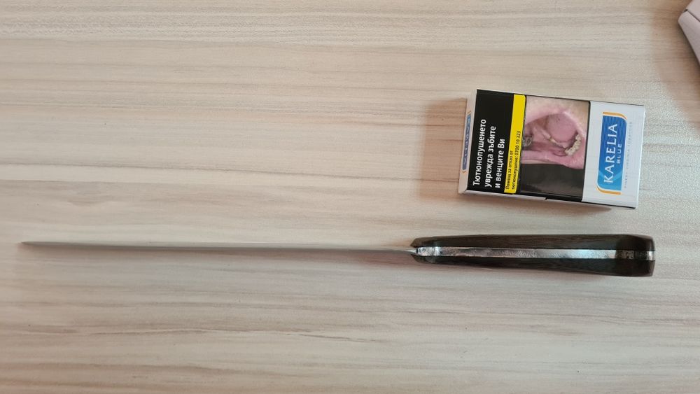 нож.                             .