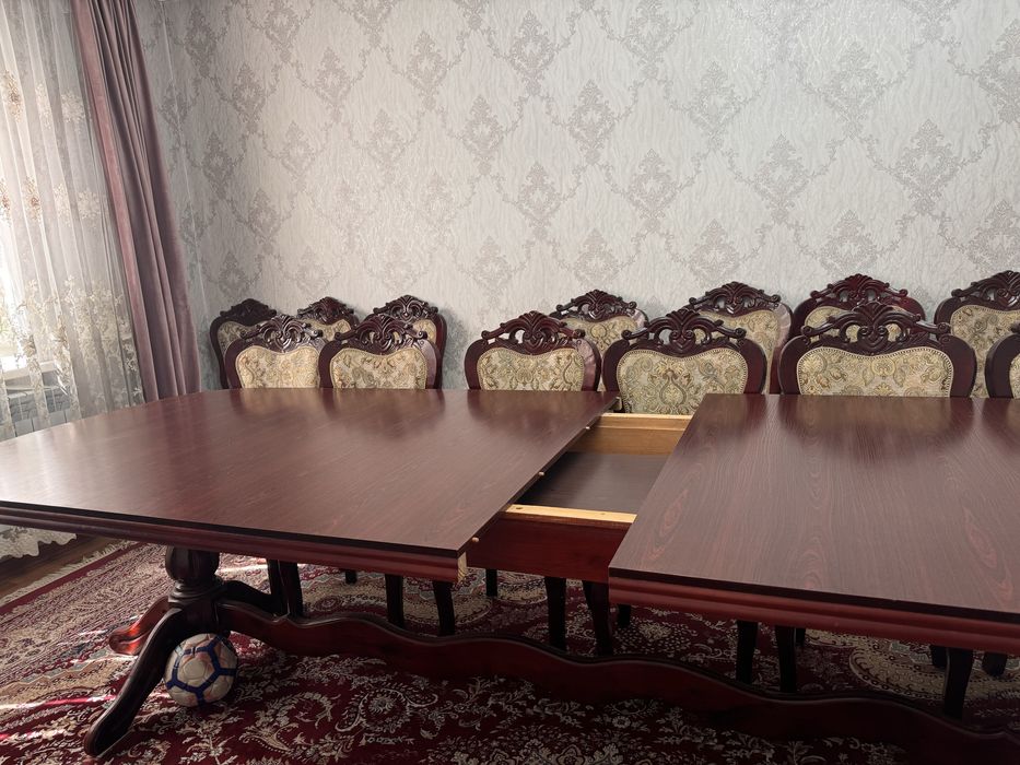 Стол и 18 стулья в идиальном состоянии