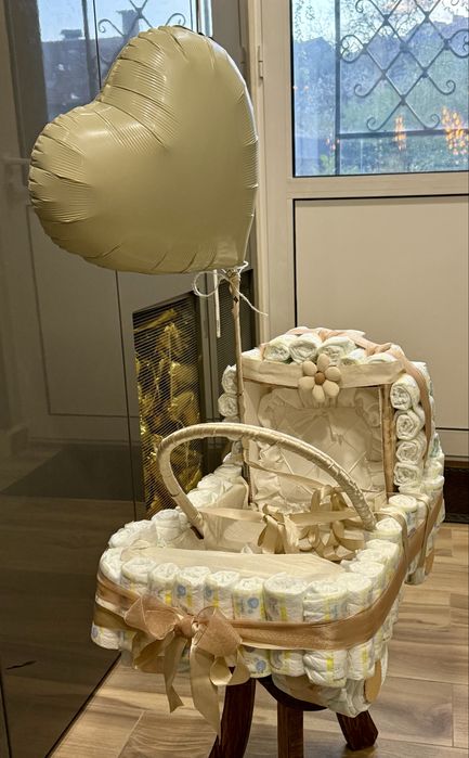 Ръчно изработена подаръчна кошница от памперси за новородено бебе