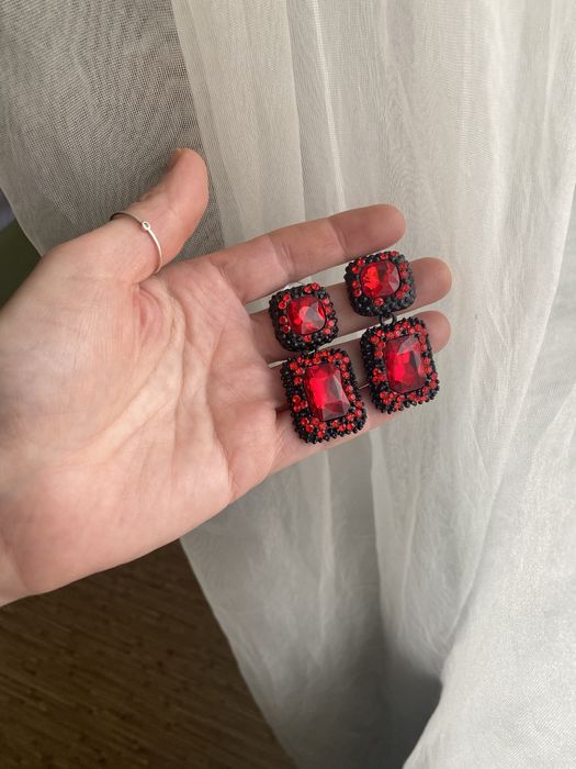 серьги длинные..