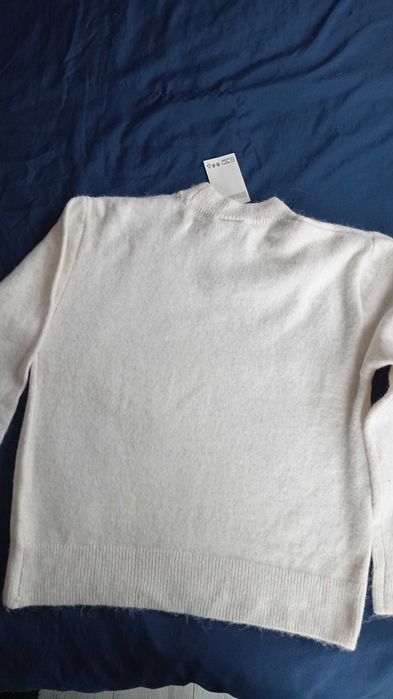 Нов мек пуловер на HM, S р-р, бял унисекс