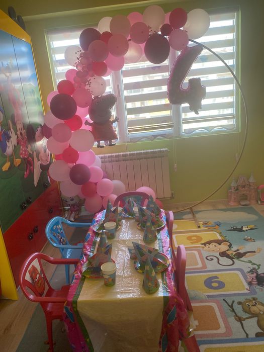 Арка, декоративни масички, поставки и обемни цифри под наем