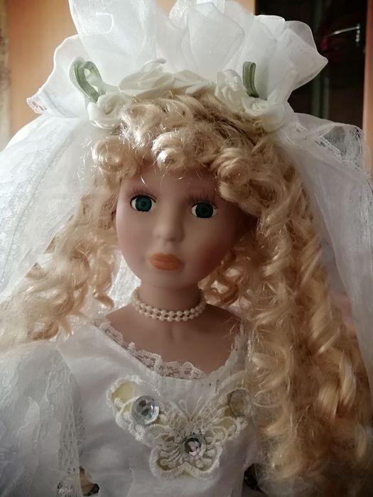 Păpușă mireasă de porțelan