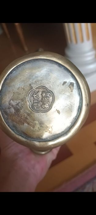 Vază veche din Bronz, Semnata