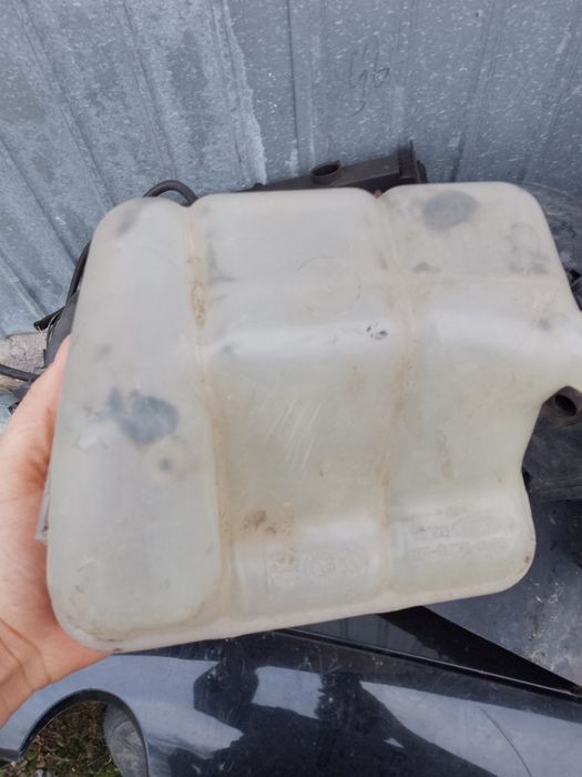 Vând recipient antigel Ford