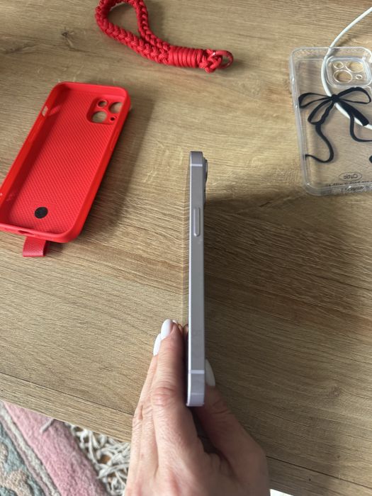 Iphone 14 с два кейса и зарядно