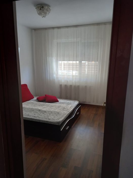 Închiriez apartament 3 camere