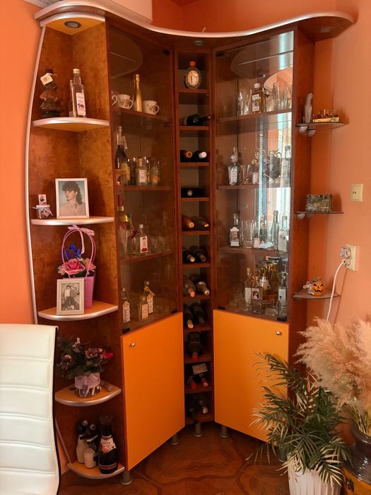 Mobila de bucatarie + masa cu 4 scaune + bar