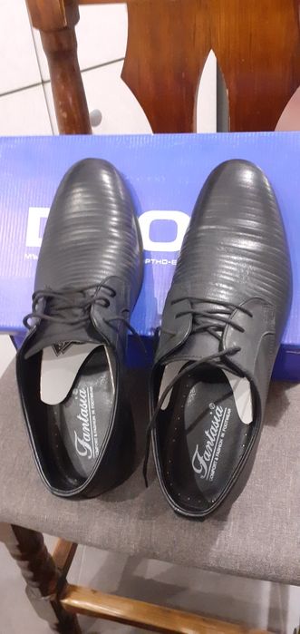 Продавам чисто нови спортно елегантни луксозни обувки 44 номер