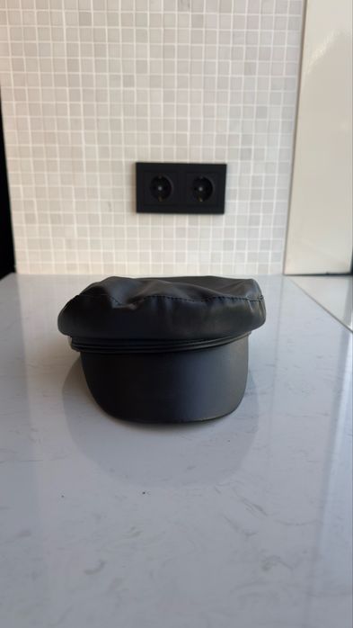 Кепка черная из кожзама