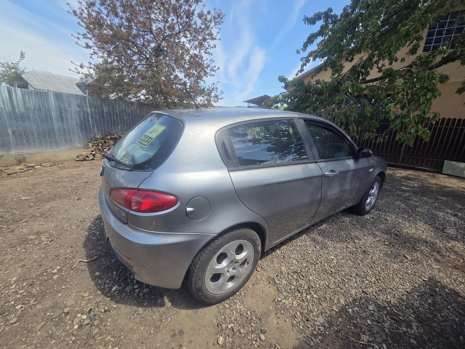 Se vinde pachet complet: Alfa Romeo 147 + 2 seturi cauciucuri (vară + iarnă)
