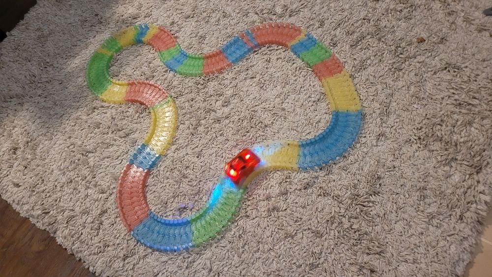 Pista flexibila cu masinuta luminoasa