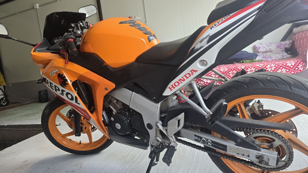 Vând honda cbr 125R