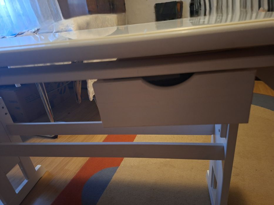 Set birou reglabil + bibliotecă albă – ideale pentru cameră copil