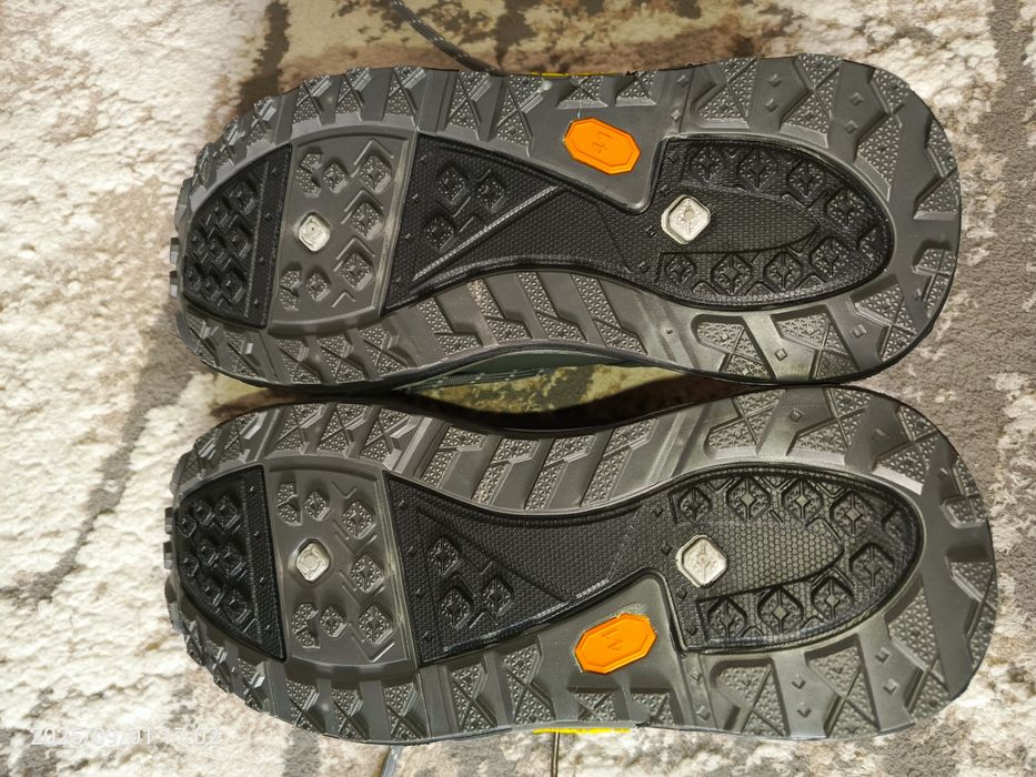 Продам кроссовки летние