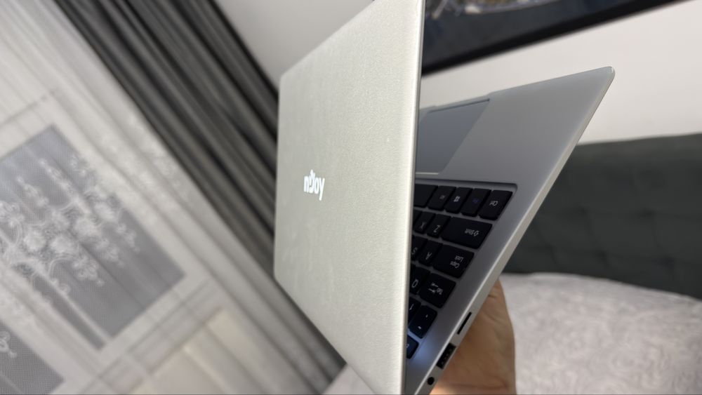 Laptop ultraportabil nJoy Aerial