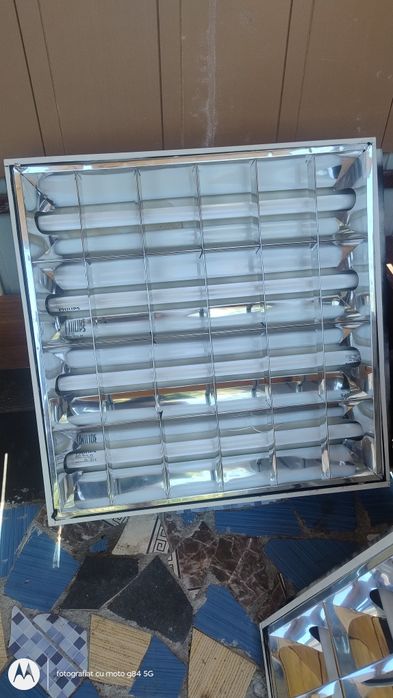 Corpuri iluminat cu tub de neon