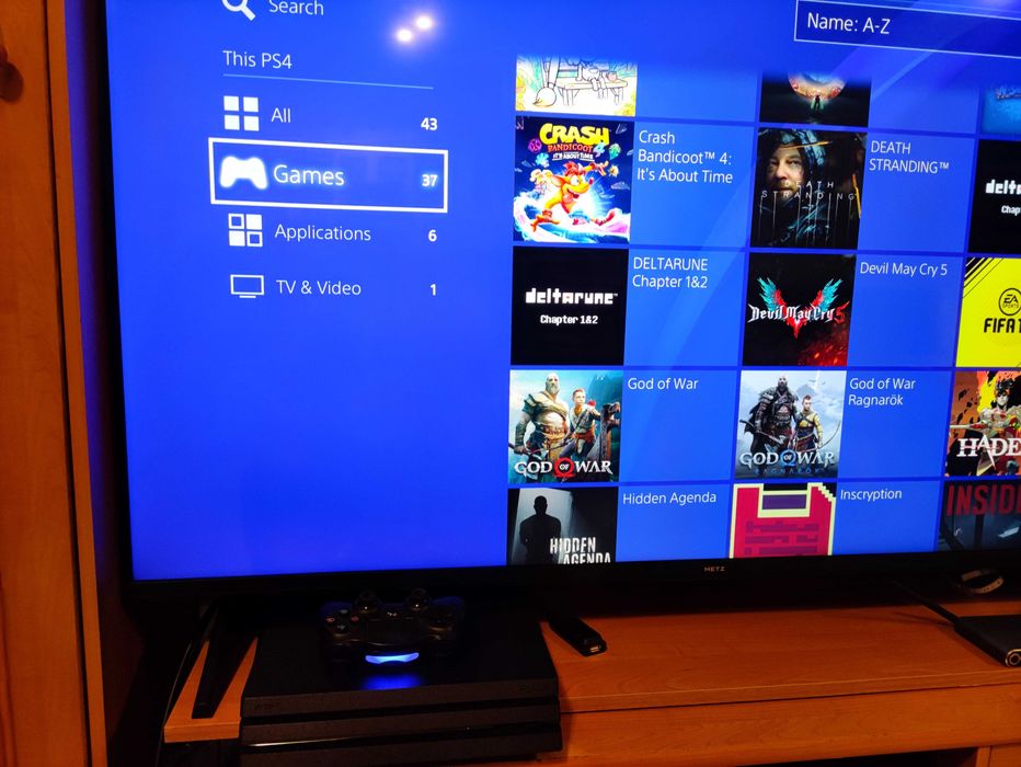 Продавам перфектен Sony PlayStation 4 PRO GOD OF WAR Limited Edition ПС4 ПРО с МНОГО ИГРИ PS4 Uncharted, Crash Bandicoot, The Last of Us, Hades, Princ