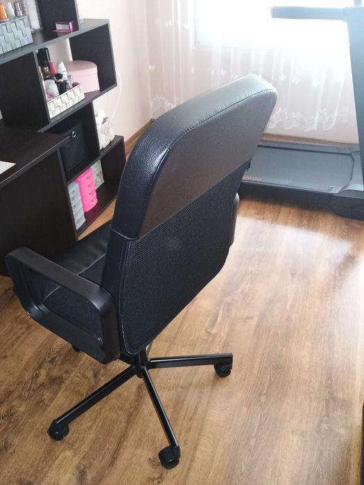 Черен кожен офис стол