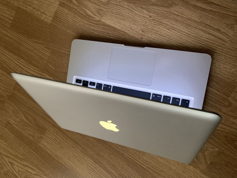 Laptop Macbook pro functional pe display extern.Citeste anuntul.