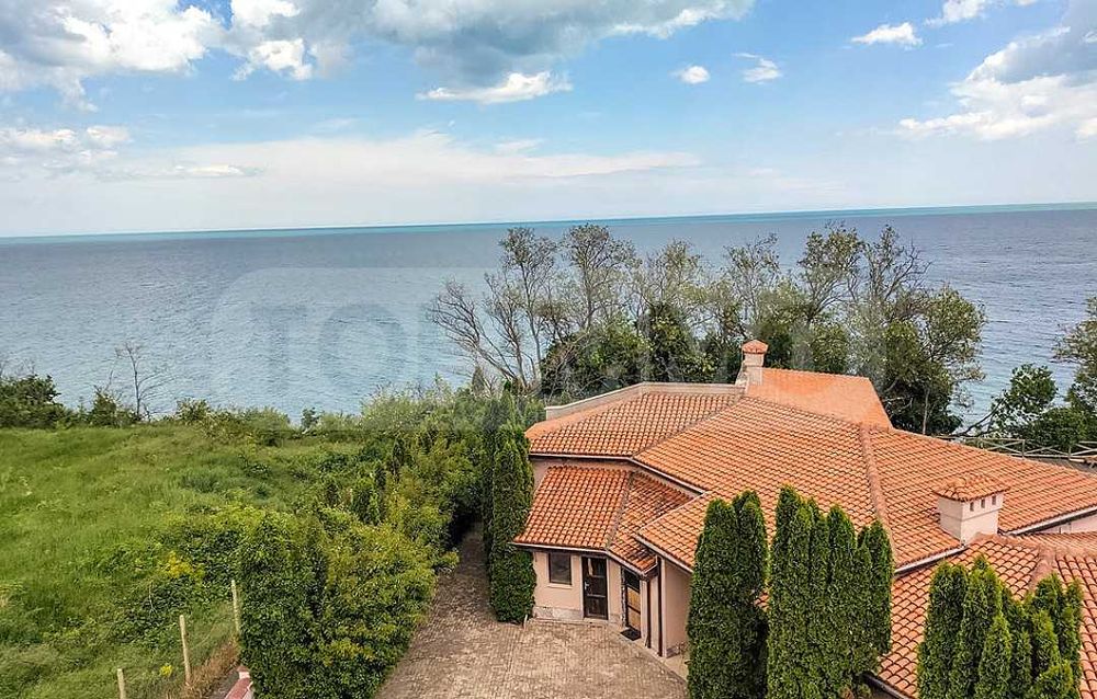 Двустаен апартамент с уникална морска гледка в град Бяла