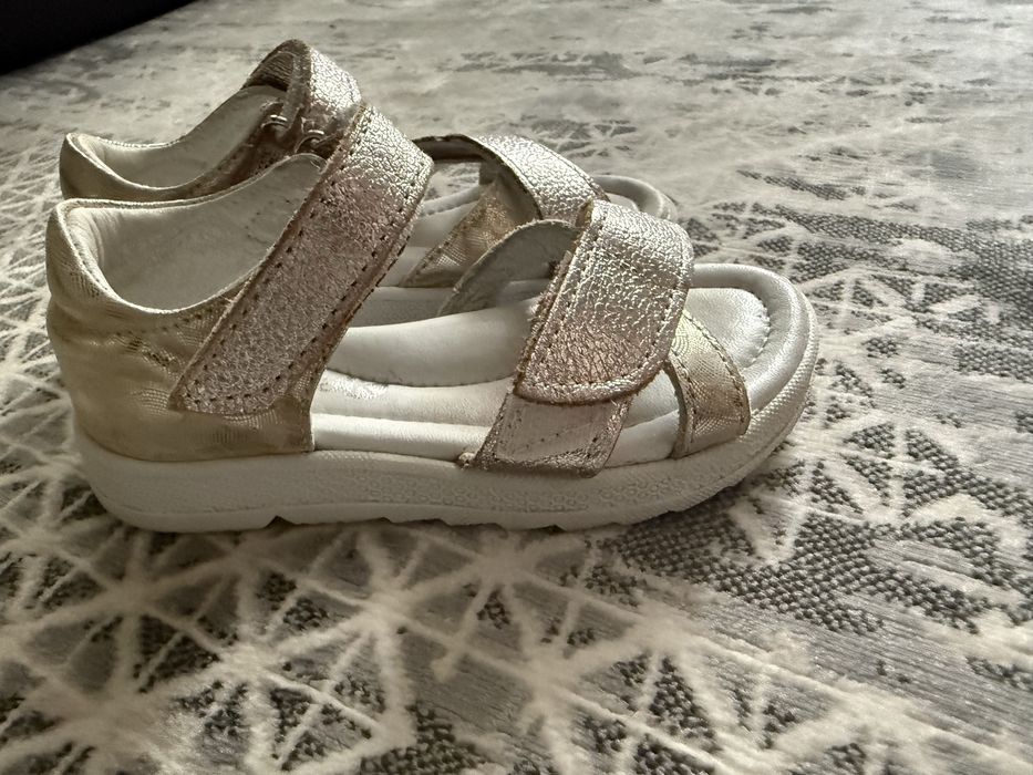 Продам сандали на девочку