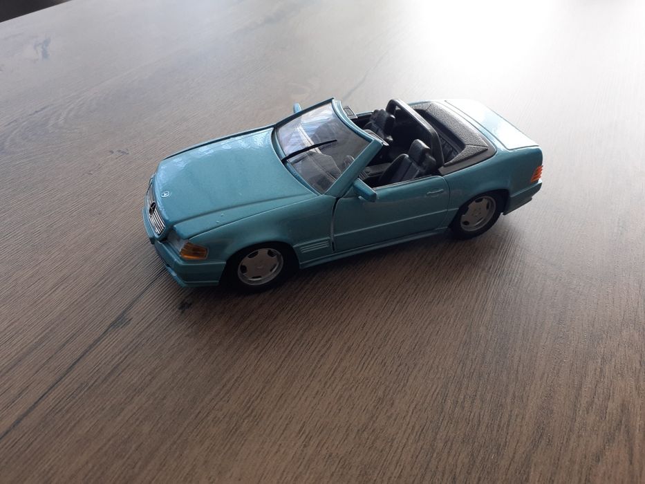 Модел 1/24 Mercedes Benz 500SL