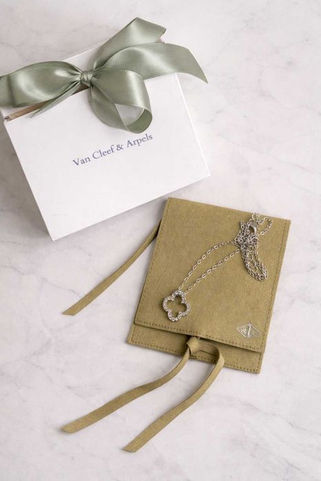 детелина колие неръждаемо сребрист цвят цирконии Ван клиф Van Cleef VC