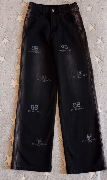 Продаю джинсы размера M.