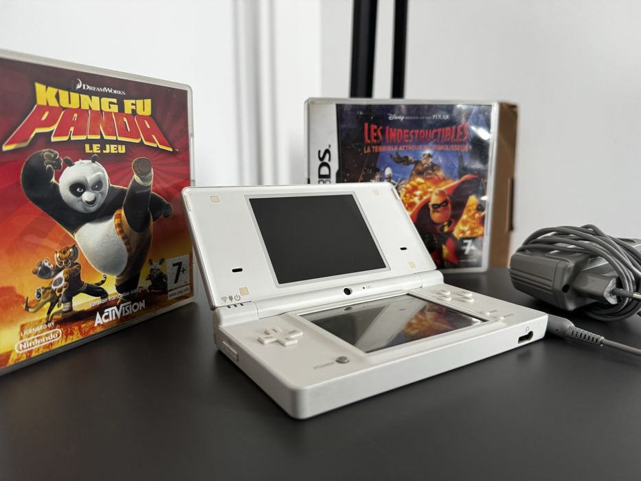 Consola Nintendo DSi White + 2 Jocuri