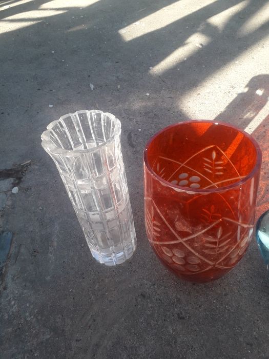 Стеклянные вазы  и рюмки,фужеры.