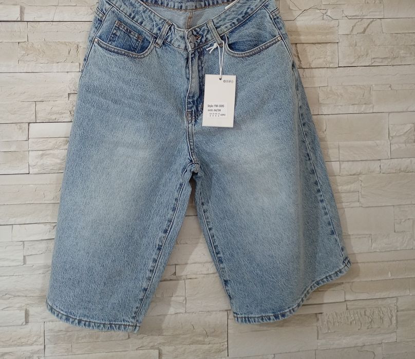 Blugi cu strasuri  mărimi disponibile M,L