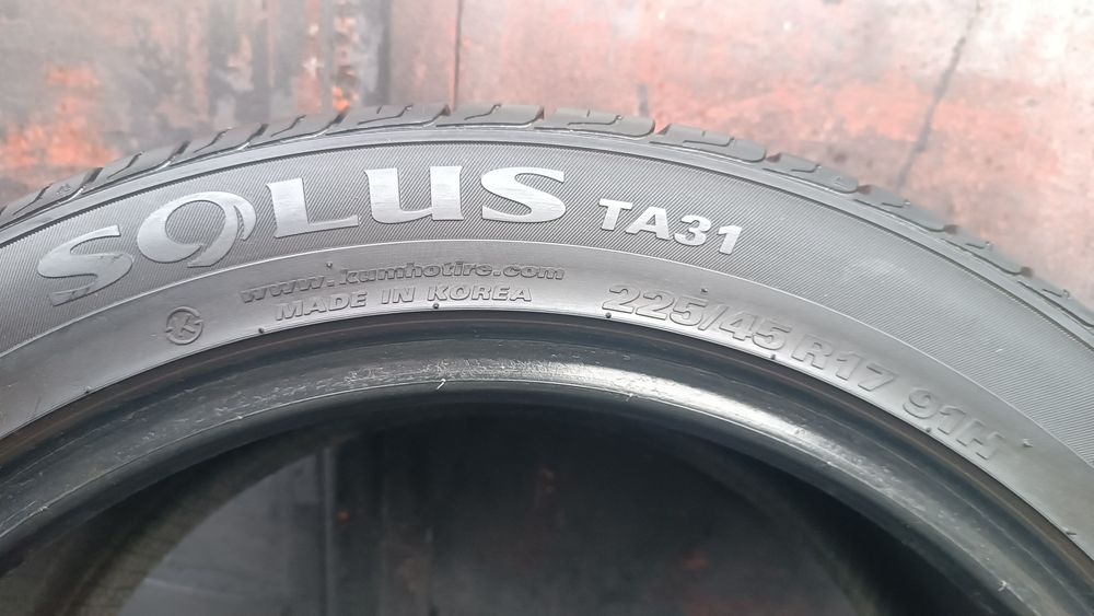 225/45/17  Kumho
