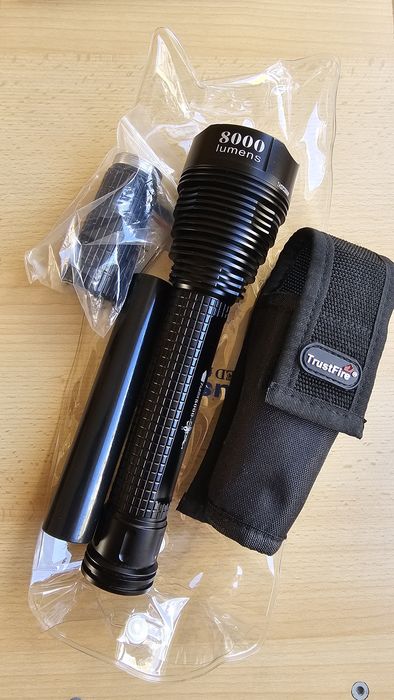 Lanterna TrustFire 8000 lumeni