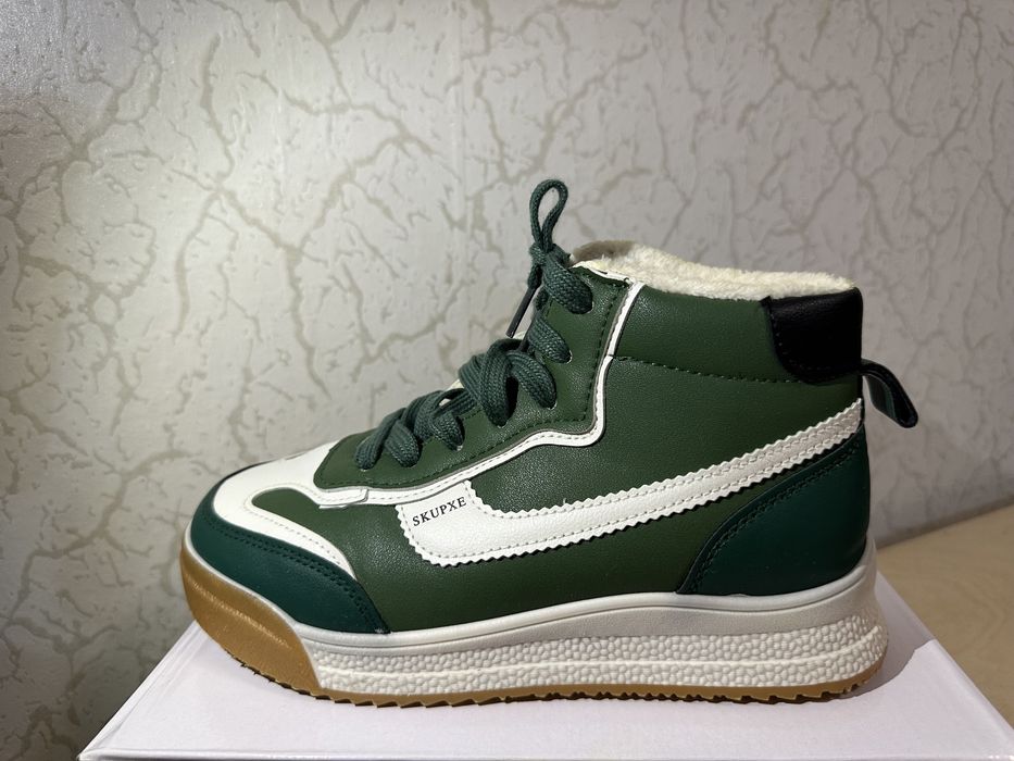 Продам кроссовки утеплителем