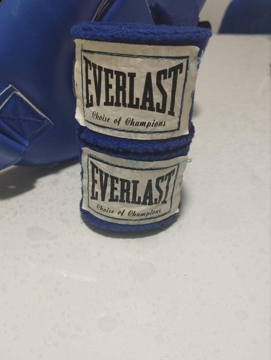 Боксёрский шлем, и два боксёрских бинта.