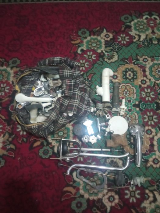 Сантехника запчасти кришка унитаза и прочие запчасти