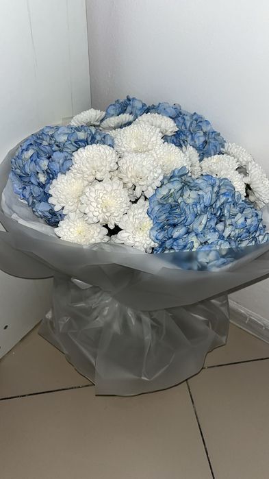 Букет цветы, гортензия и хризантема.