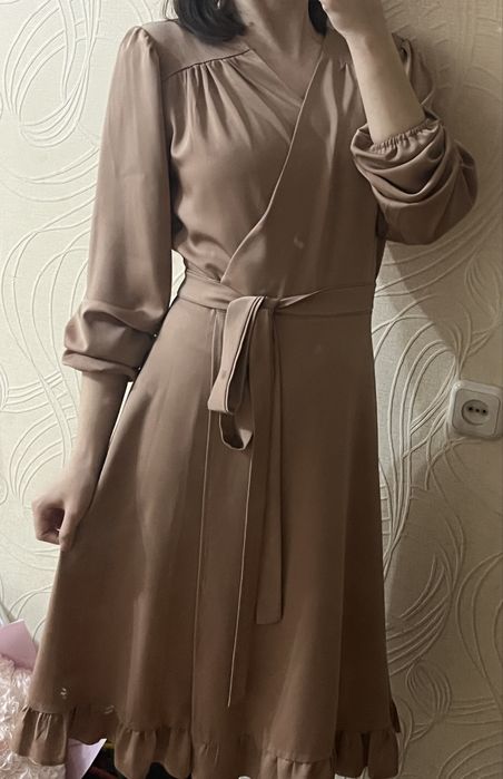 Продаю платье бежевый,черный