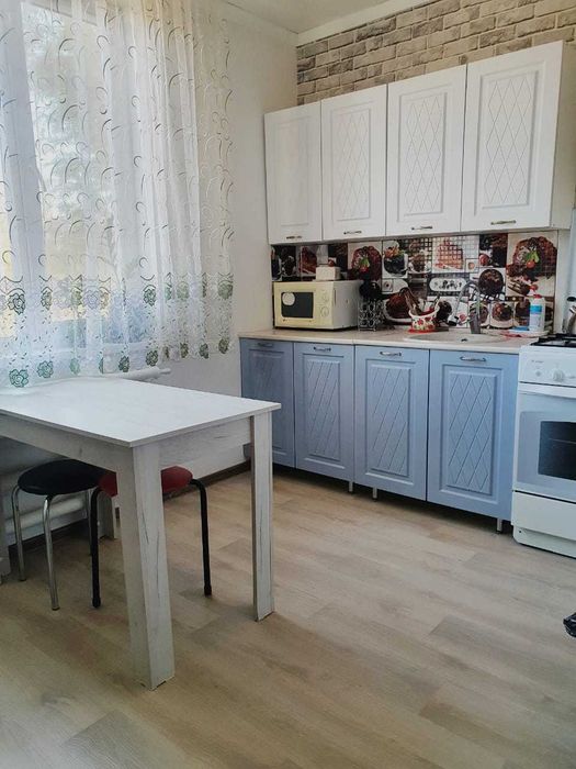 Сдается  посуточно, по часам в 4м мкр-не.