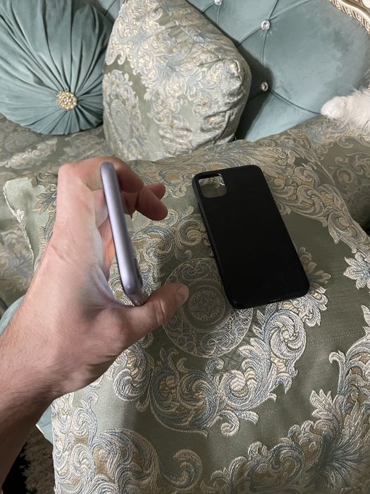 Продам телефон Айфон 11