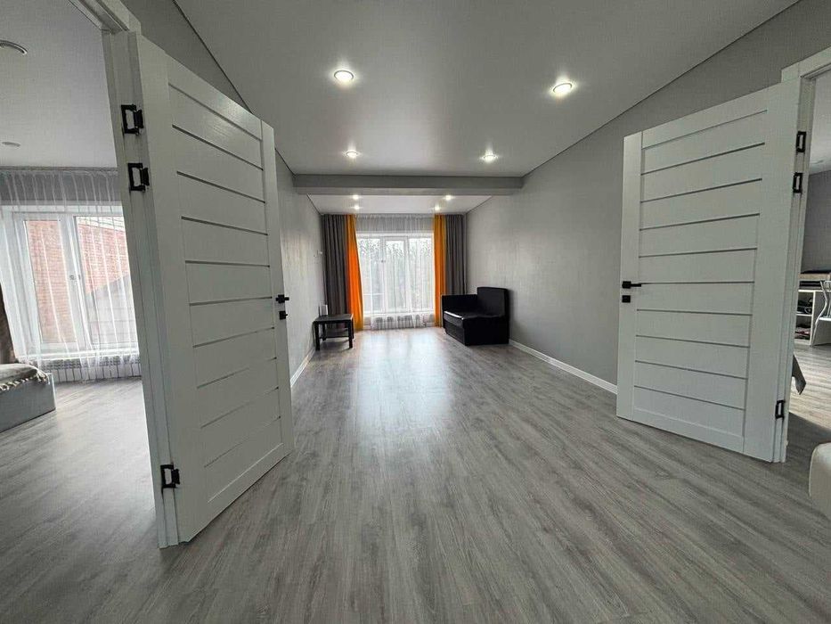 продам 2-х этажный коттедж в центре