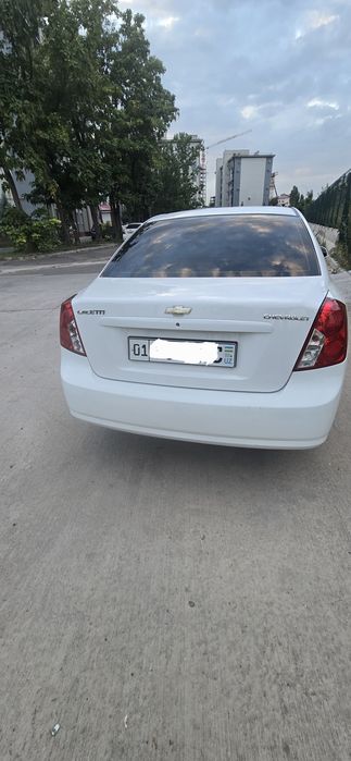 Lacetti 1.8 sotiladi